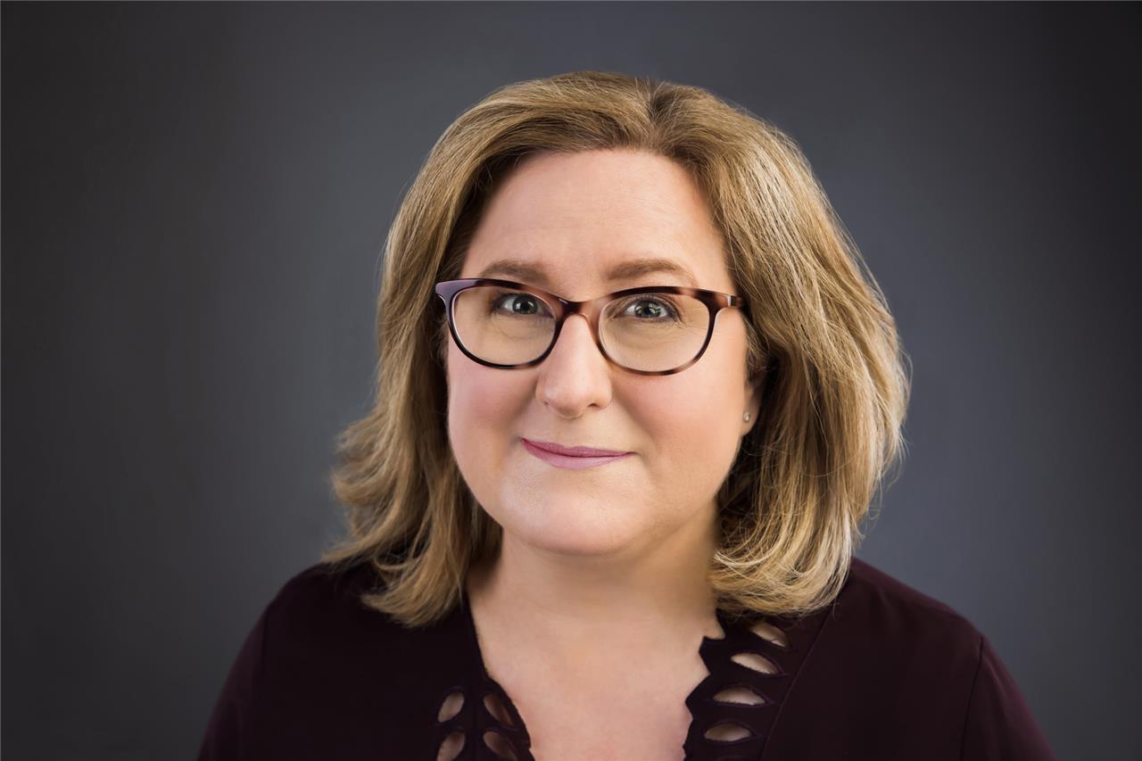 2021 Parker J. Palmer Courage to Teach Awardee Julie B. McCausland, MD, MS is the program director for the transitional year program at the University of Pittsburgh Medical Center, Medical Education in Pittsburgh, Pennsylvania.